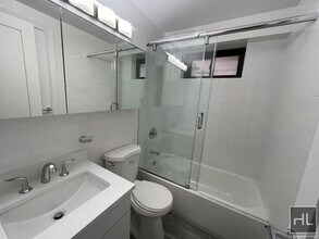 E 88th St in New York, NY - Foto de edificio - Building Photo