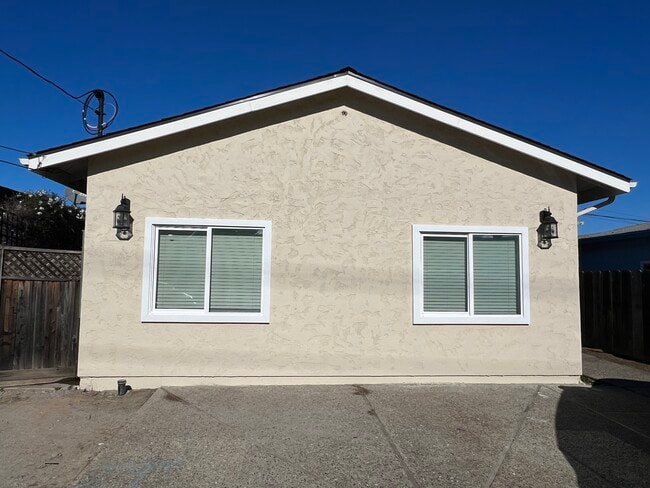 445 Elm Ave, Unit A in Seaside, CA - Building Photo - Building Photo