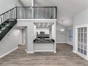 7525 Holly Hill Dr in Dallas, TX - Foto de edificio - Building Photo