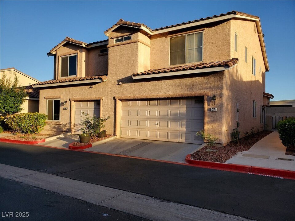 37 Belle Soleil Ave in Las Vegas, NV - Building Photo