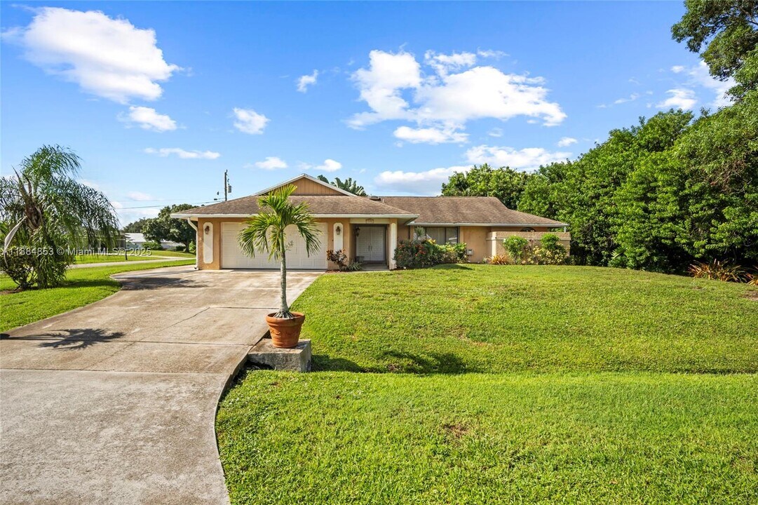 515 SE Nome Dr in Port St. Lucie, FL - Building Photo
