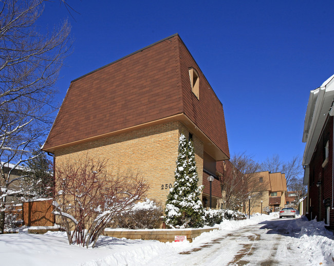 250 Erskine Ave in Toronto, ON - Building Photo - Primary Photo