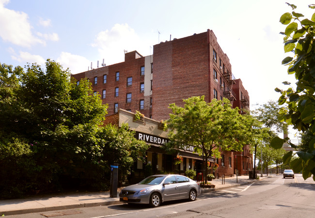 Manhattan College Parkway Apartments in Bronx, NY - Foto de edificio - Building Photo