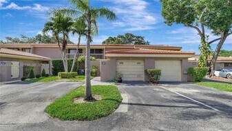 205 Dunwoody Ln in Hollywood, FL - Building Photo