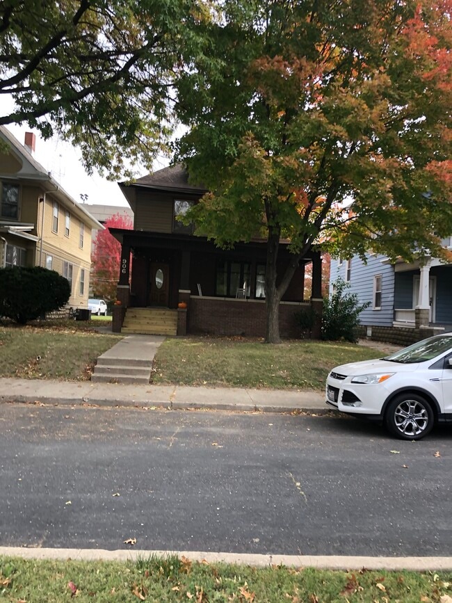 906 N Cooper St in Peoria, IL - Foto de edificio - Building Photo