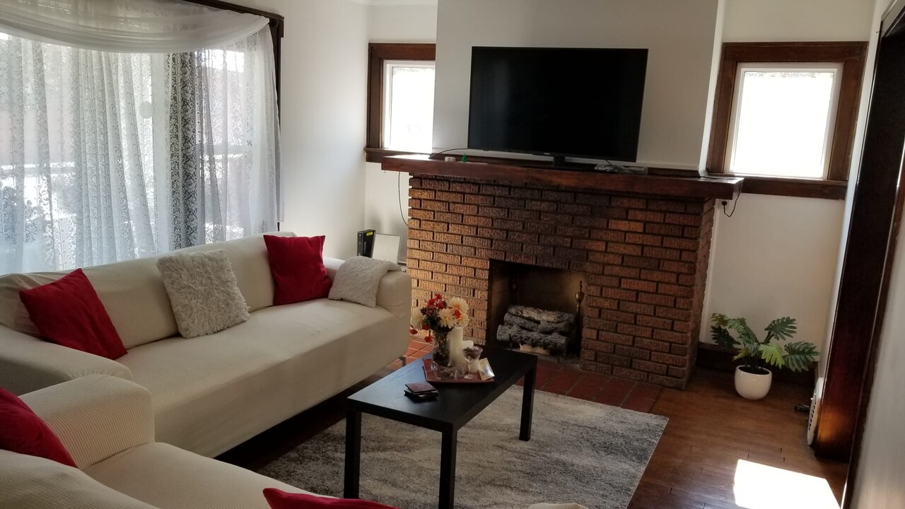 1380 Webb Rd, Unit Down in Lakewood, OH - Building Photo