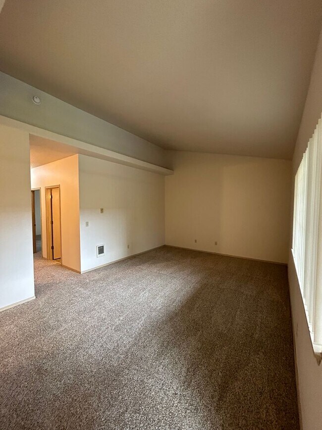 115-Wintercrest Apartments in McMinnville, OR - Building Photo - Interior Photo