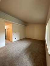115-Wintercrest Apartments in McMinnville, OR - Building Photo - Interior Photo