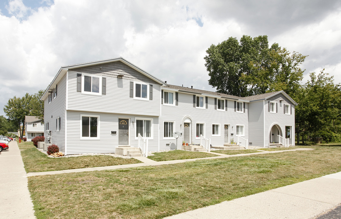 Summer Place Townhouses in Lansing, MI - Building Photo