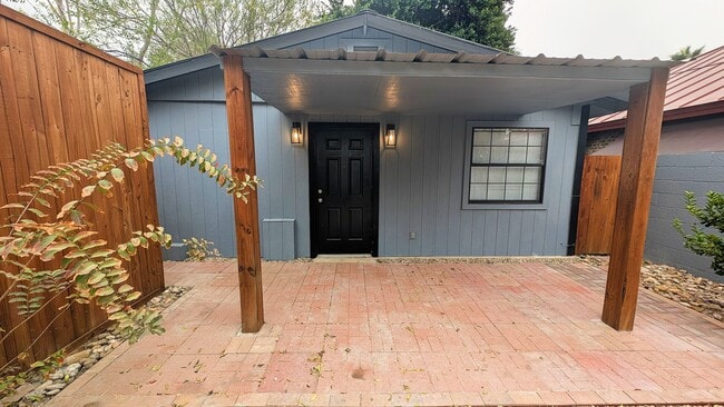 1801 Cortez St, Unit Rear in Laredo, TX - Foto de edificio - Building Photo