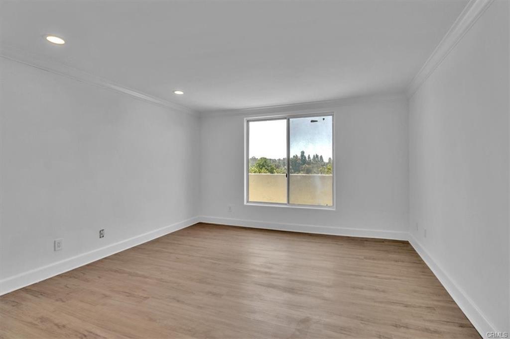 390 S Sepulveda Blvd in Los Angeles, CA - Building Photo