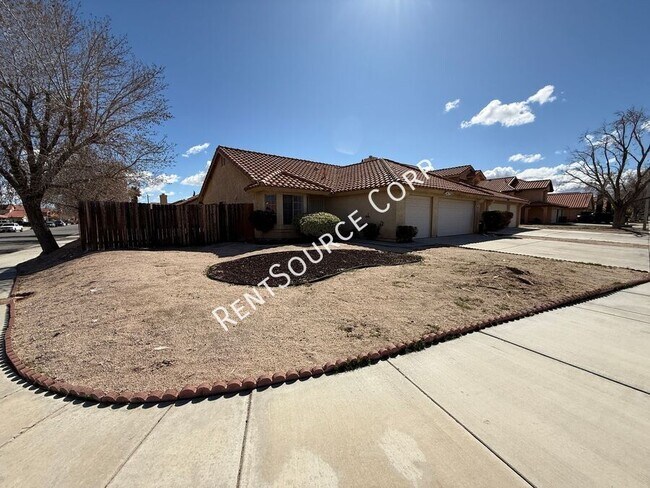 37940 Smoke Tree St in Palmdale, CA - Foto de edificio - Building Photo