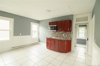 42 Derby St-Unit -2 in New Britain, CT - Building Photo - Building Photo