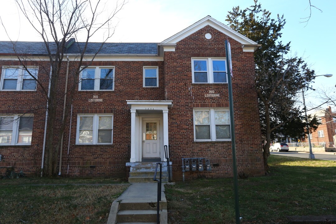 1901 M St NE in Washington, DC - Building Photo