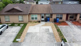 1715 Oak Branch Ct in Brandon, FL - Building Photo