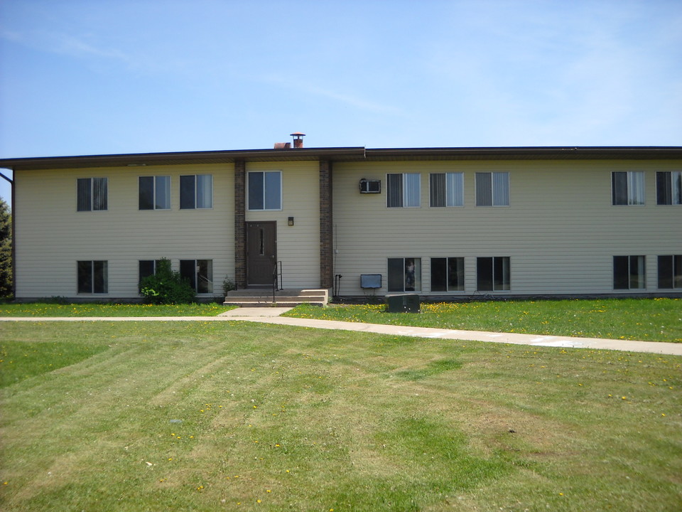 Pineview in Wheaton, MN - Building Photo