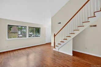 16 Fox Run in South Salem, NY - Building Photo - Building Photo