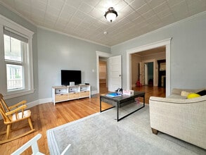 84 Lonsdale St, Unit 1 in Boston, MA - Building Photo - Building Photo
