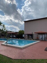 425 W Park Dr in Miami, FL - Building Photo - Building Photo