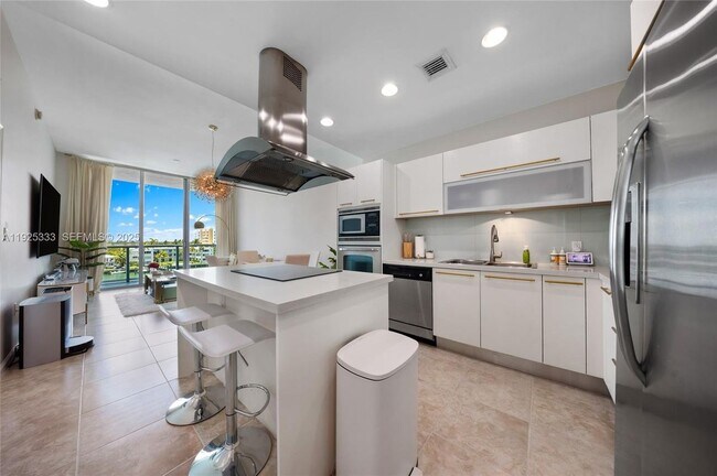 7930 East Dr in North Bay Village, FL - Building Photo - Building Photo