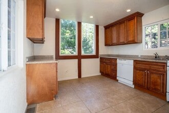 521 Pioneer Rd in Lake Arrowhead, CA - Building Photo - Building Photo