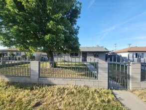 1609 Fairview Rd in Bakersfield, CA - Building Photo - Building Photo