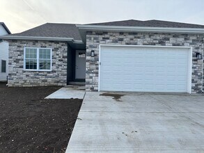 4605 Castle Pines Dr in Springfield, IL - Building Photo - Building Photo