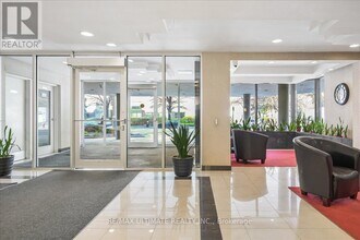 300 Webb Dr in Mississauga, ON - Building Photo - Building Photo