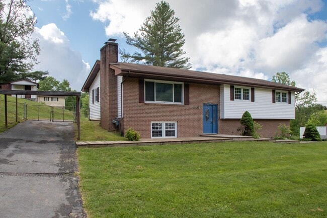 7324 White Pine Cir in Bristol, VA - Building Photo - Building Photo