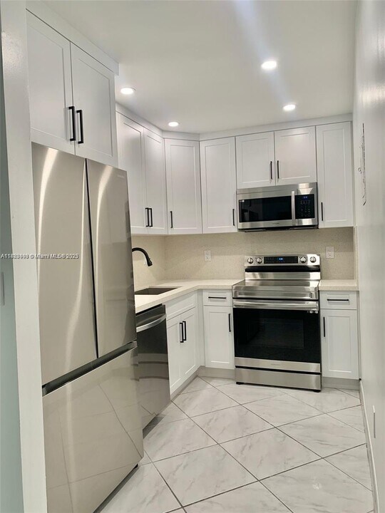 4855 NW 7th St in Miami, FL - Building Photo