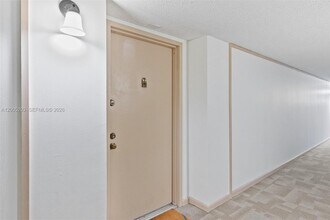 16400 Golf Club Rd in Weston, FL - Building Photo - Building Photo