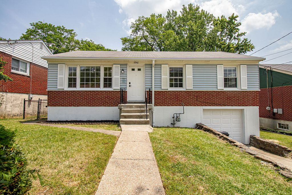 5946 Sunridge Dr in Cincinnati, OH - Building Photo