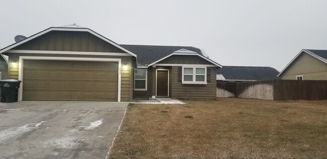 property at 1404 E Xrd Dr