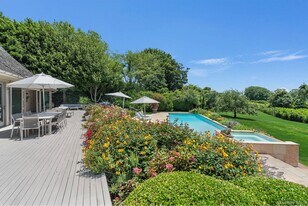 316 Deerfield Rd in Water Mill, NY - Building Photo