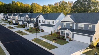 Hadley Crossing in Charlotte, NC - Building Photo