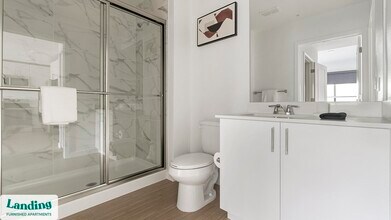 7301 Lake Bank Lp, Unit D4-305 in Ft. Myers, FL - Foto de edificio - Building Photo