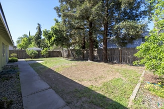 3801 Lamborghini Ln in Modesto, CA - Building Photo - Building Photo