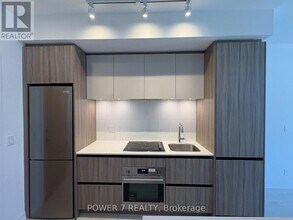 8 Beverley Glen Blvd in Vaughan, ON - Building Photo - Building Photo