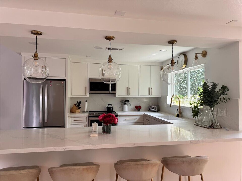 1914 Augusta Dr in Houston, TX - Building Photo