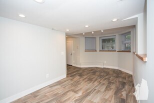 2326 N Southport Ave, Unit G in Chicago, IL - Building Photo