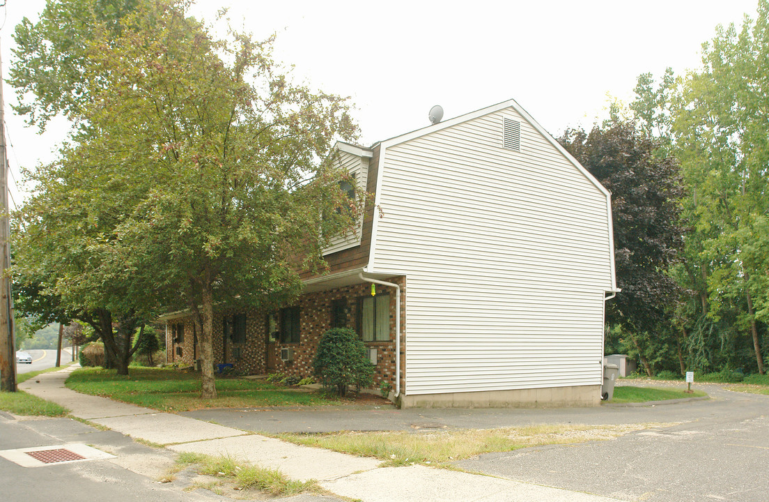 216-224 Blakeslee St in Bristol, CT - Foto de edificio