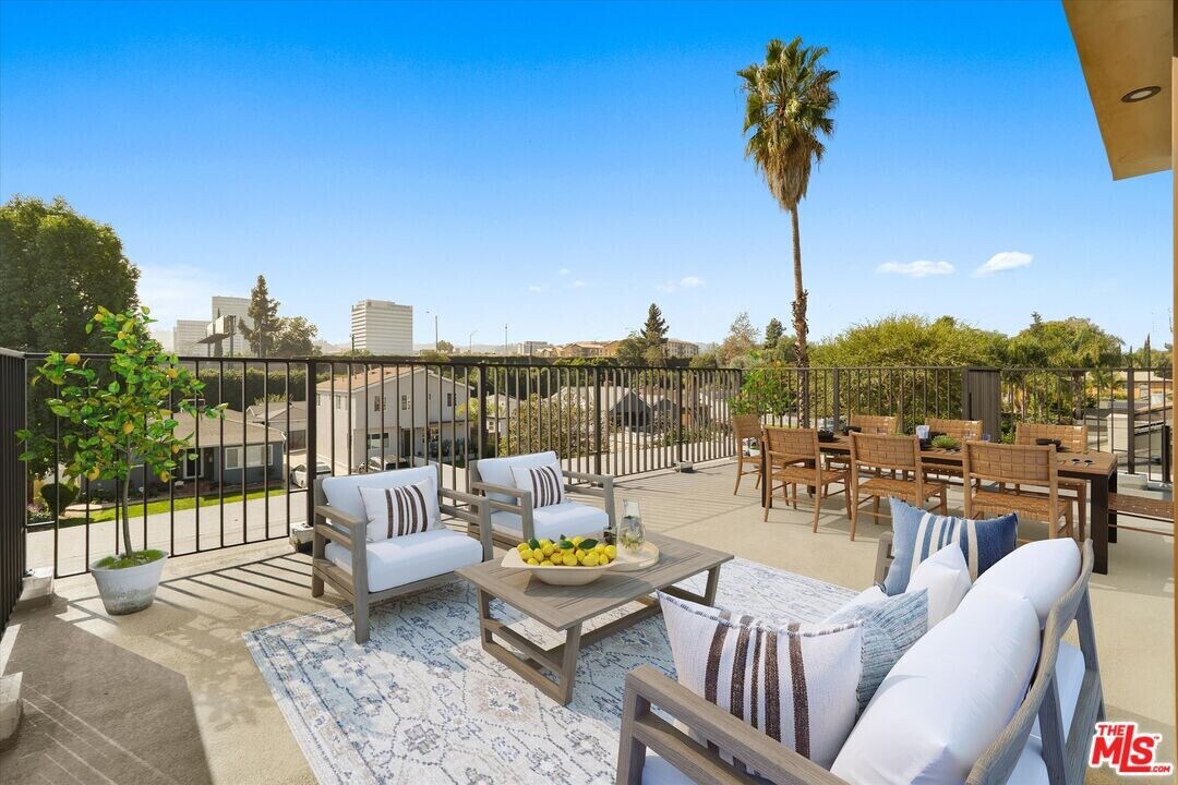 15207 Morrison St in Los Angeles, CA - Building Photo