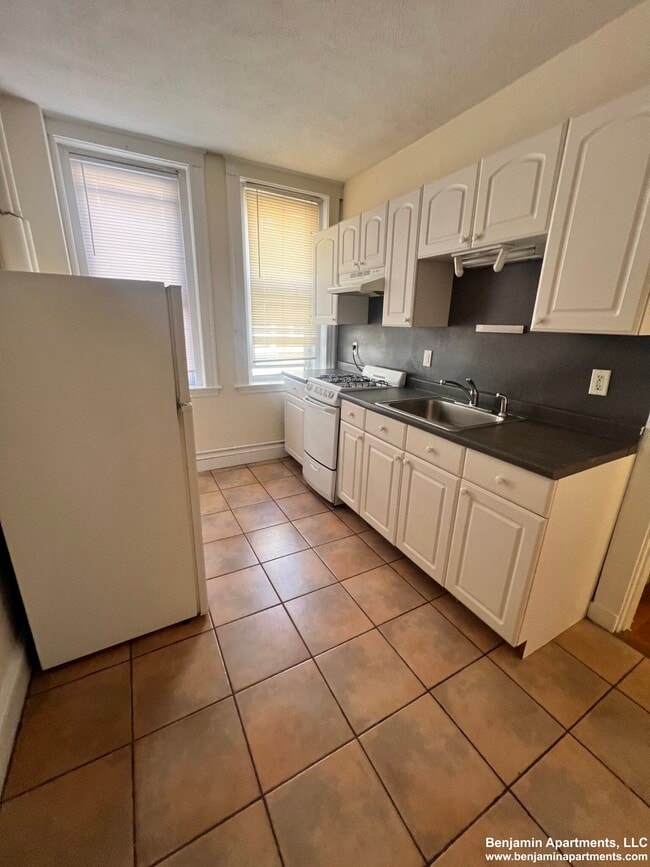 5 Barrows St, Unit 3 in Boston, MA - Building Photo - Building Photo