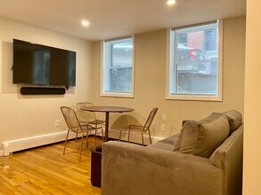 42 Irving St, Unit B in Boston, MA - Foto de edificio - Building Photo