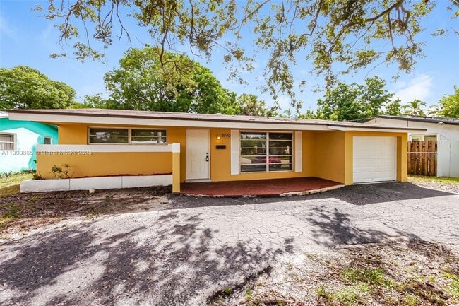 2440 NW 68th Ave in Sunrise, FL - Building Photo - Building Photo