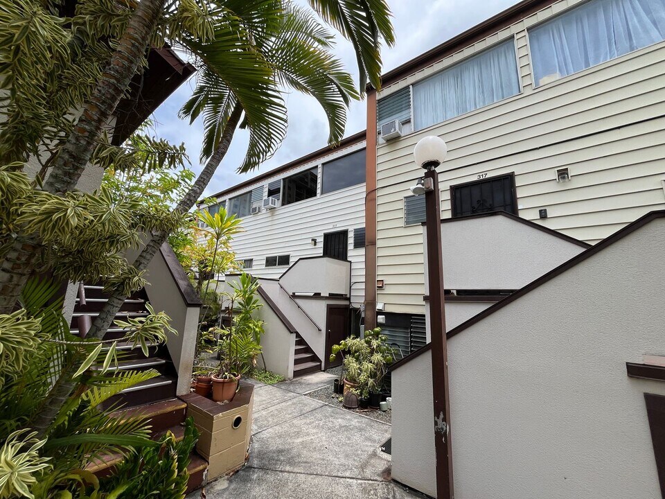 98-380-380 Koauka Loop in Aiea, HI - Building Photo