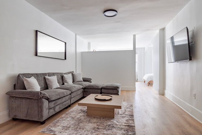 209 1st Ave in New York, NY - Building Photo - Building Photo