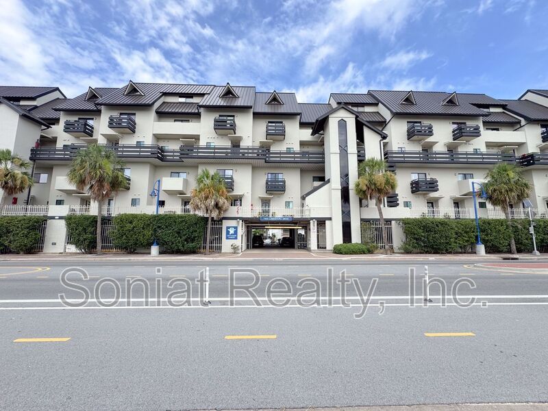 7300 Lakeshore Dr in New Orleans, LA - Building Photo