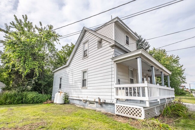 41 Monument Street in Winslow, ME - Foto de edificio - Building Photo