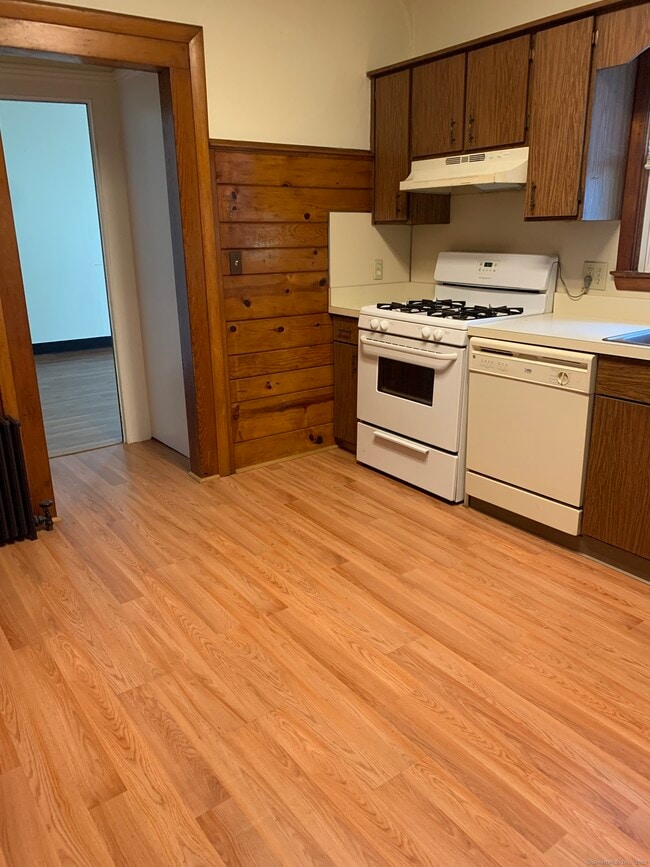 230 Meadow St in Naugatuck, CT - Building Photo - Building Photo
